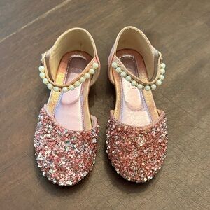 Girls Sparkly Pink Shoes with Pearl Strap
Sz 1 big kid